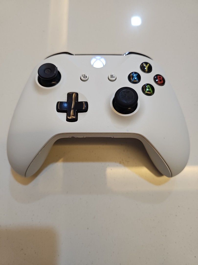 Xbox One S / X Wireless Bluetooth Controller Model 1708 - White, Video  Gaming, Video Game Consoles, Xbox on Carousell