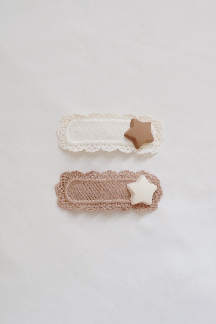 baby hair clips (Category: Babies & Kids Fashion) located in Pasig City. Submitted by byebuy_____ (Listing ID 1226422972, Image 2). Description: THE M E R E D I T H CLIP in star —— ♡ sold as set 🏷️ Material : Plastic, Polyester Color : brown & white Style : vintage lace bows Package : 2pcs hair clip message us to order 💌.