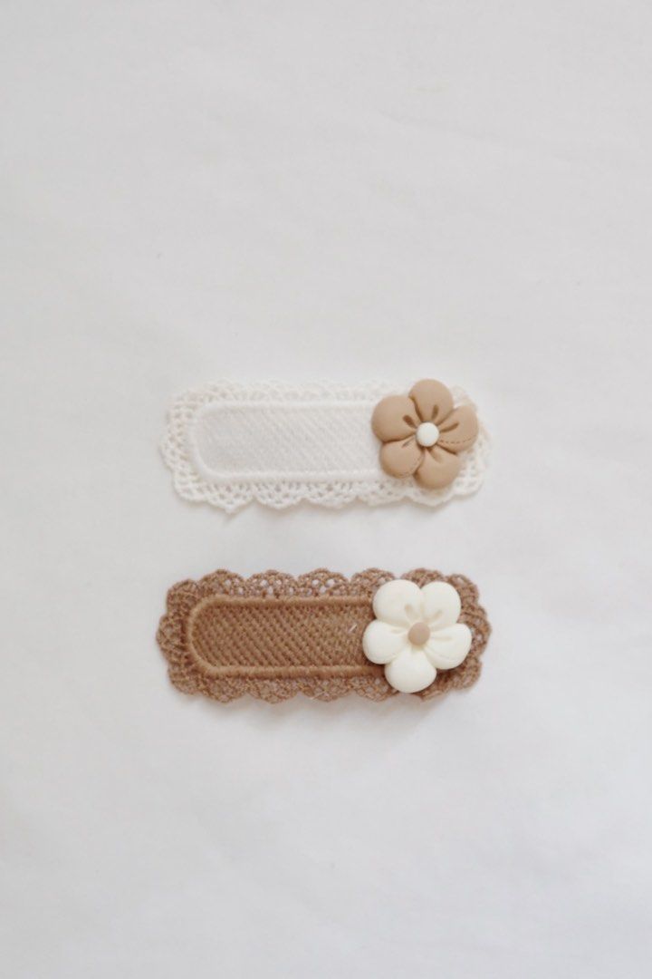 baby hair clips (Category: Babies & Kids Fashion) located in Pasig City. Submitted by byebuy_____ (Listing ID 1226423185, Image 2). Description: THE M E R E D I T H CLIP in flower —— ♡ sold as set 🏷️ Material : Plastic, Polyester Color : brown & white Style : vintage lace bows Package : 2pcs hair clip message us to order 💌.