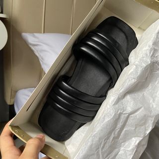 Black flat slippers for Women leather flat sandals Brandnew
