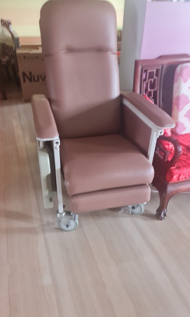 Geriatric Chair, Announcements on Carousell