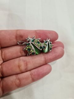 green hair clip