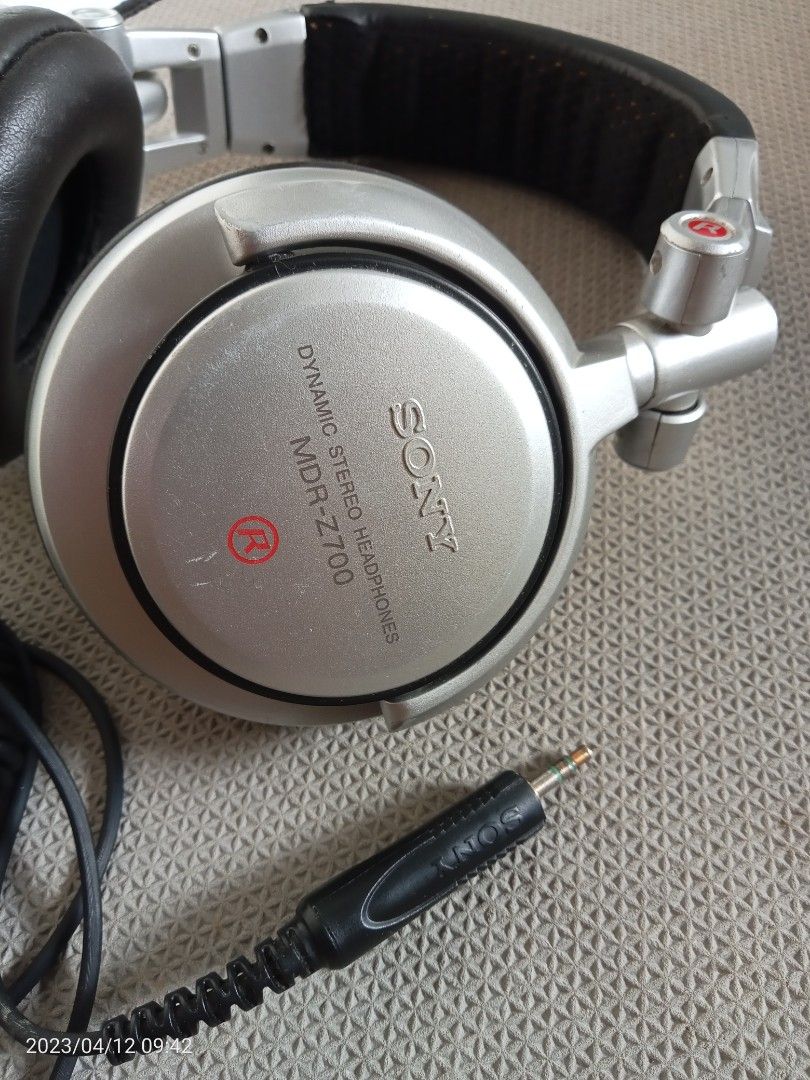 Headphone Sony mdr-z700, Musik & Media, CD, DVD & Lainnya di Carousell