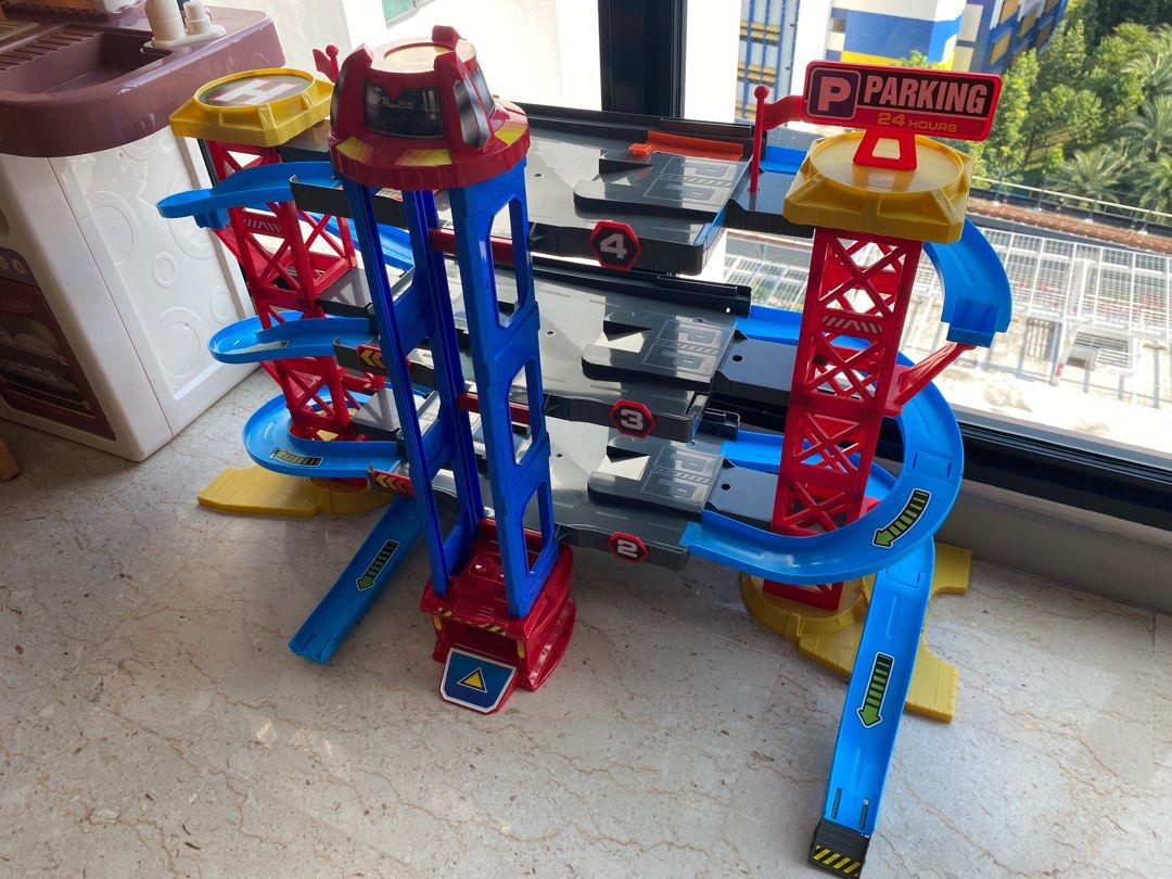 Hot wheels car track, Hobbies & Toys, Toys & Games on Carousell