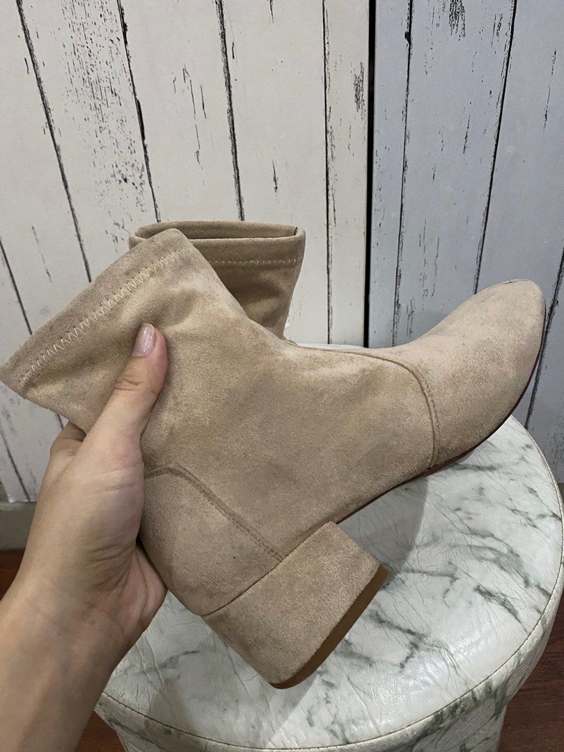 🦋HQ Beige round toe low block boots 🦋 (Category: Boots) located in Quezon City. Submitted by 5thofjulyTHRIFTS (Listing ID 1226405621, Image 3). Description: 🦋🦋BOOTS COLLECTION🦋🦋 HQ Beige round toe low block boots ▪️Size: 24cm ▪️Heel height: 4cm ▪️Condition: like New ▪️ganda🥹 ▪️lightweight ▪️comfy and versatile Model’s feet: 24cm slim MINE: 1200 ▪️DM order form to purchase ▪️No Order form= JOY MINER ▪️Shipping via shopee checkout, grab or l