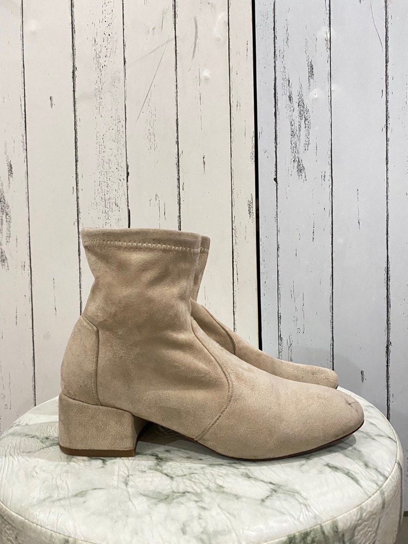 🦋HQ Beige round toe low block boots 🦋 (Category: Boots) located in Quezon City. Submitted by 5thofjulyTHRIFTS (Listing ID 1226405621, Image 2). Description: 🦋🦋BOOTS COLLECTION🦋🦋 HQ Beige round toe low block boots ▪️Size: 24cm ▪️Heel height: 4cm ▪️Condition: like New ▪️ganda🥹 ▪️lightweight ▪️comfy and versatile Model’s feet: 24cm slim MINE: 1200 ▪️DM order form to purchase ▪️No Order form= JOY MINER ▪️Shipping via shopee checkout, grab or l
