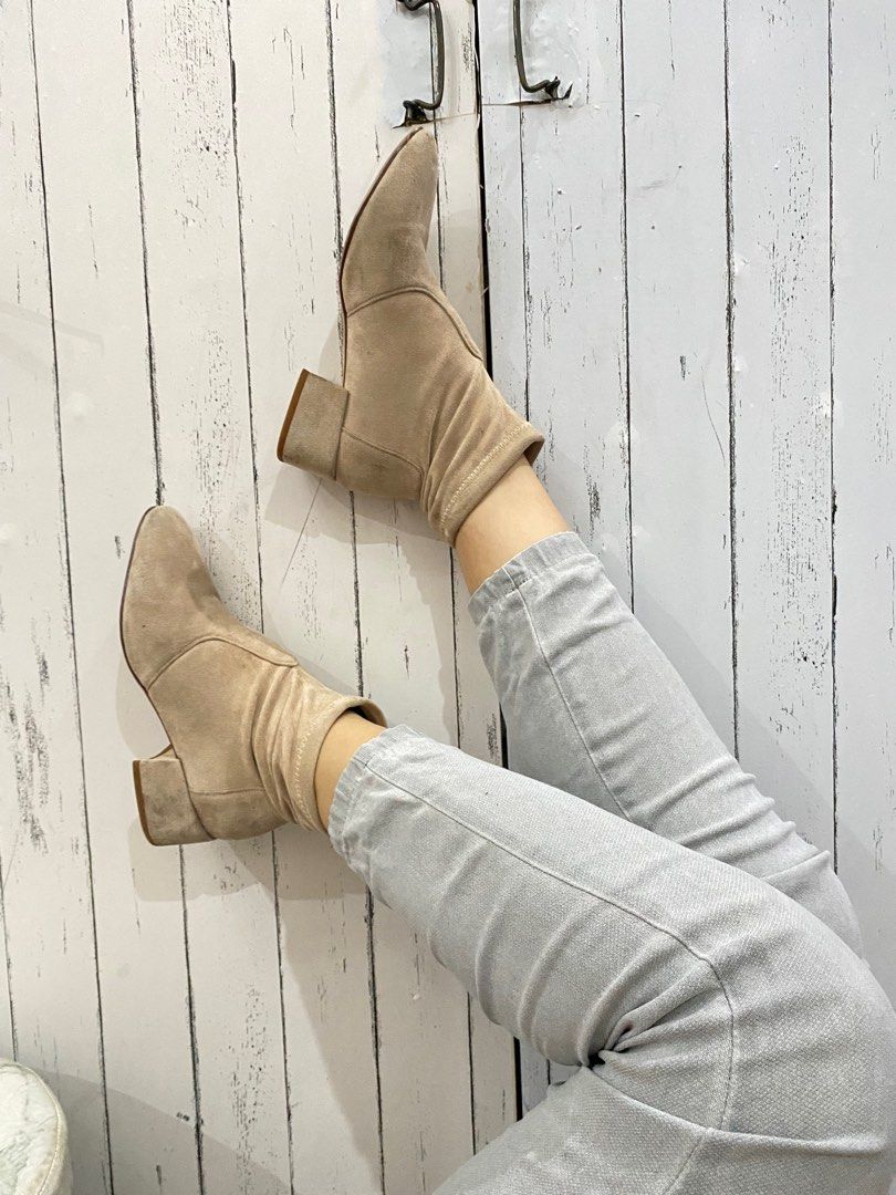 🦋HQ Beige round toe low block boots 🦋 (Category: Boots) located in Quezon City. Submitted by 5thofjulyTHRIFTS (Listing ID 1226405621, Image 1). Description: 🦋🦋BOOTS COLLECTION🦋🦋 HQ Beige round toe low block boots ▪️Size: 24cm ▪️Heel height: 4cm ▪️Condition: like New ▪️ganda🥹 ▪️lightweight ▪️comfy and versatile Model’s feet: 24cm slim MINE: 1200 ▪️DM order form to purchase ▪️No Order form= JOY MINER ▪️Shipping via shopee checkout, grab or l