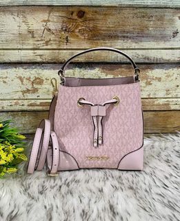 (Category: ) located in . Submitted by maiyasluxurybagshoppe (Listing ID 1226447795, Image 1). Description: .