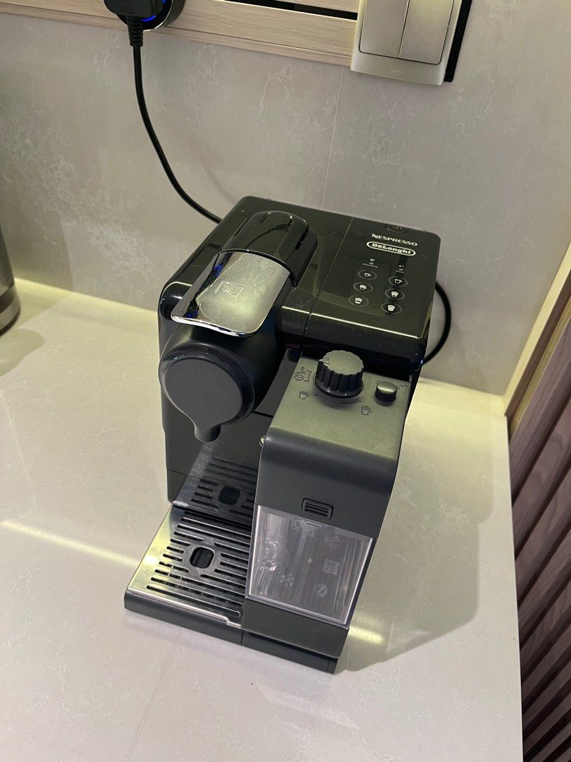 Nespresso Lattissima Touch + 200 capsules + descaling , TV & Home
