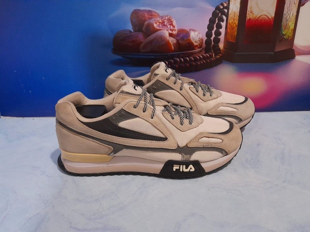 Fila uo exclusive on sale distressed disruptor 2 sneaker