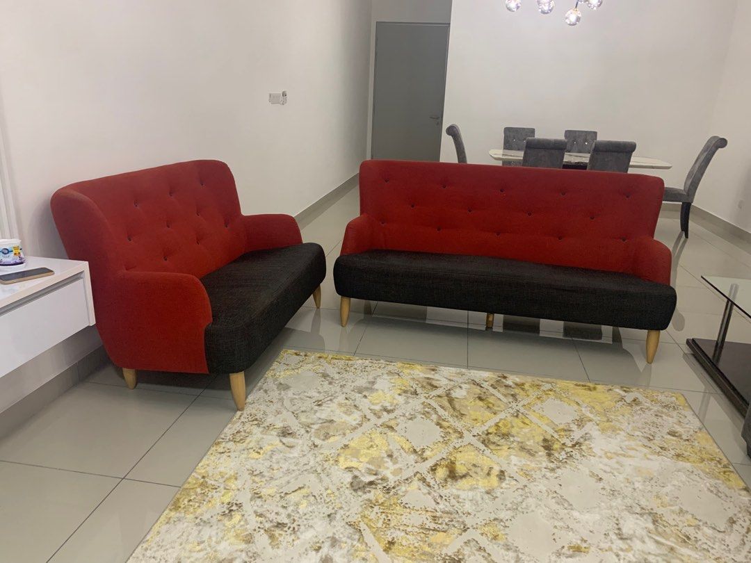 Sofa (Category: Sofas) located in Putrajaya. Submitted by hasnor_sh (Listing ID 1226387643, Image 3). Description: Sofa harvey norman 3 + 2 seater Condition masih baik tapi ada bekas tompok lepas cuci Harga boleh nego lagi Warna merah + kelabu gelap Self pick up di dengkil .