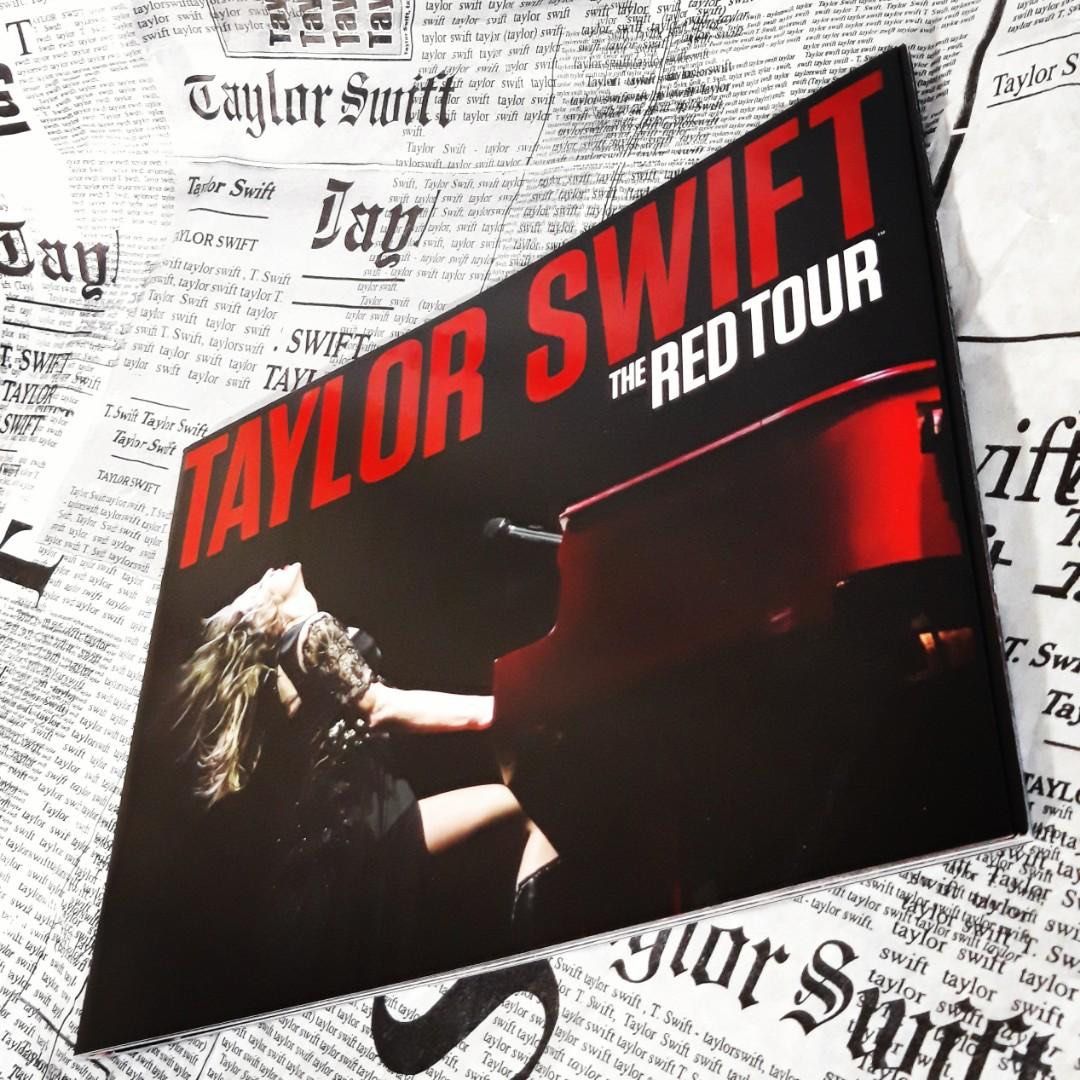 Taylor swift red tour book 2012 with poster, 興趣及遊戲, 收藏品及紀念品, 明星周邊