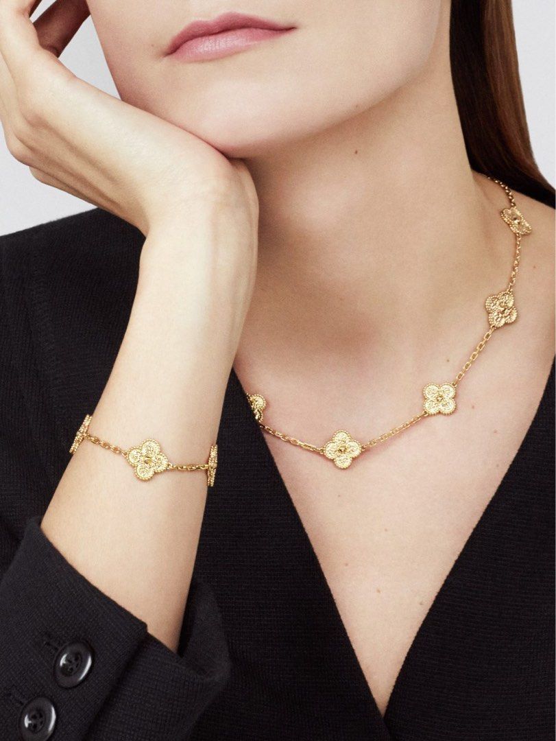 Van Cleef & Arpels Hammered Yellow Gold 10 motif Vintage Alhambra