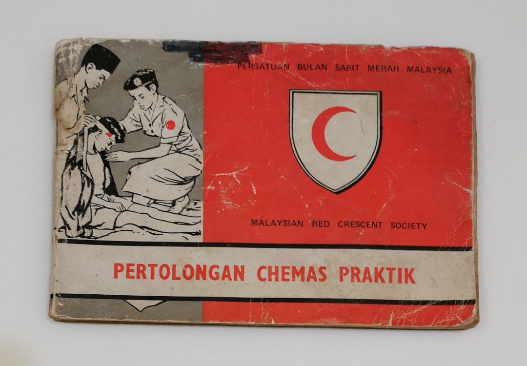 Vintage Persatuan Bulan Sabit Merah Malaysia Pertolongan Chemas Praktik Hobbies And Toys Books 8411