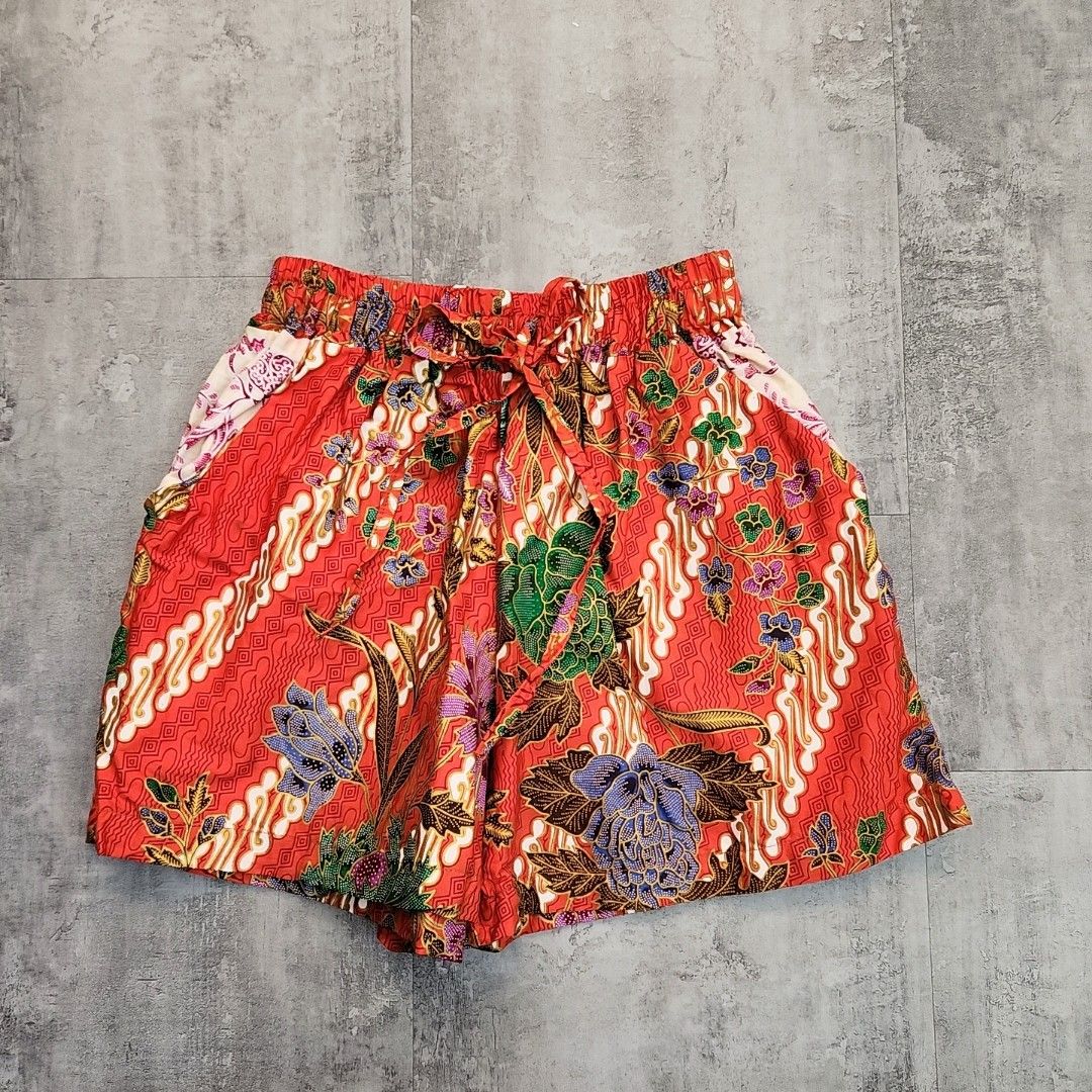 BN Korean Designer YISOBI Batik Shorts in Red, Women's Fashion, Bottoms ...