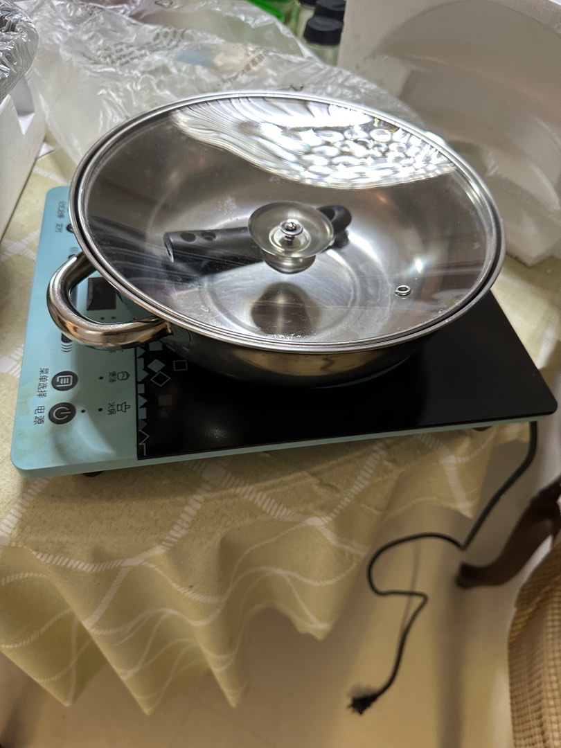 Electric stove with pots, TV & Home Appliances, Kitchen Appliances, BBQ