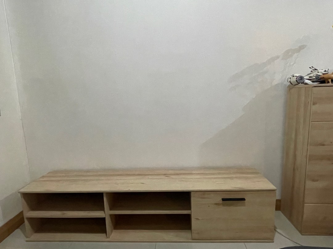 European Tv stand table (tv on Carousell