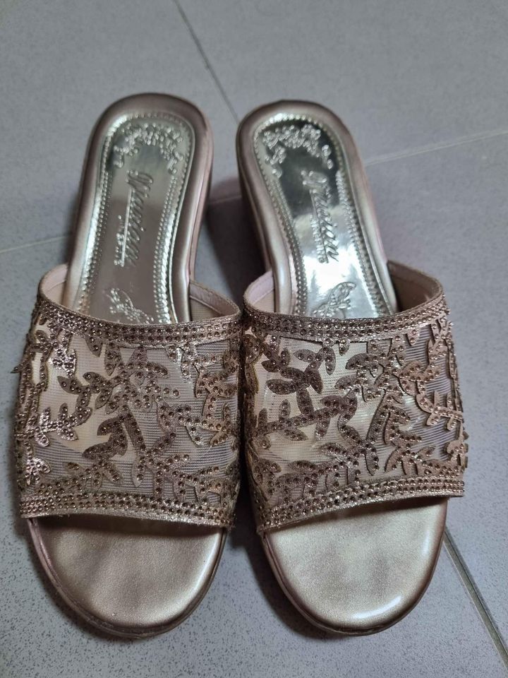 Gold colour sandals top
