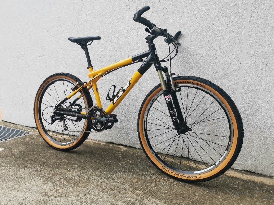 GT Mountain bicycle MTB 26er Triple Triangle mtb rockshox sid fitted with schwalbe tyres