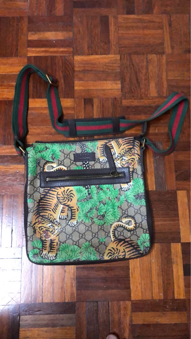 Gucci tiger sling bag deals