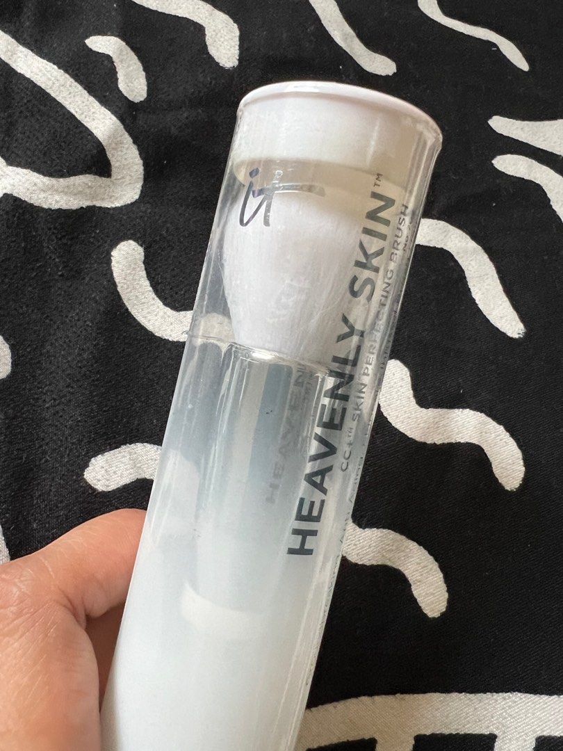 IT cosmetics CC+ Skin perfecting brush No.702, Beauty & Personal Care, Face, Makeup on Carousell