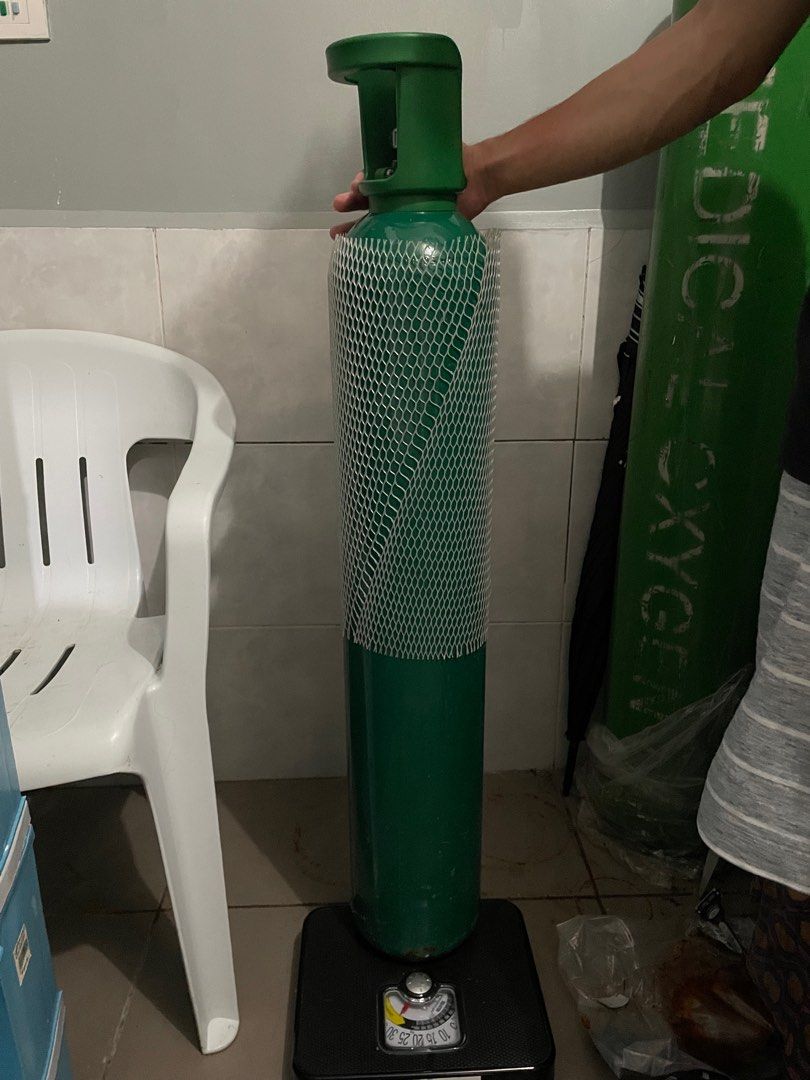 Oxygen Tank for Medical Use (Category: Other Assistive Aids) located in Pasig City. Submitted by ___mj11 (Listing ID 1198319375, Image 2). Description: 2nd & 3rd photos: - 20 lbs: ₱4000 (H: 37in, D: 6.5in) 4th & 5th photos: - 40 lbs: ₱4500 (H: 55in, D: 9in) Both never used RFS: extra/decluttering.