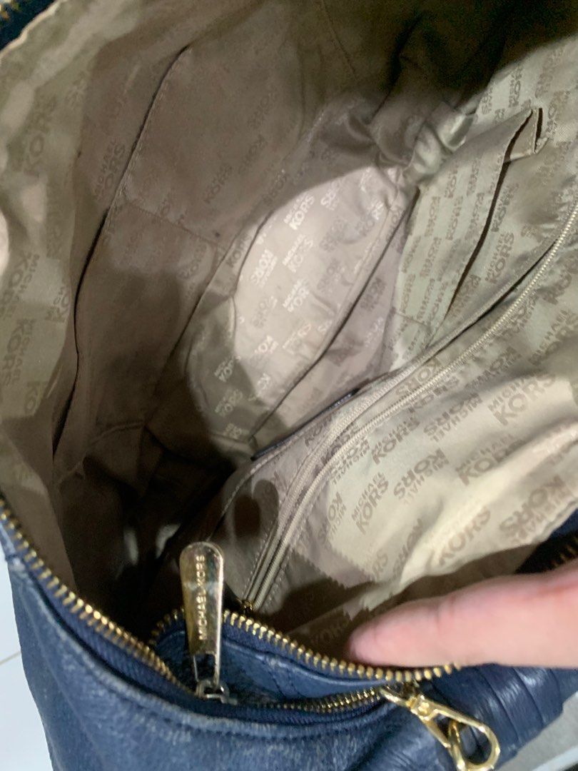 Michael Kors Pebbled Leather Hobo bag (Category: Luxury Bags & Wallets) located in San Pablo. Submitted by mixedshop (Listing ID 1226597013, Image 3). Description: comes with the original paper bag.
