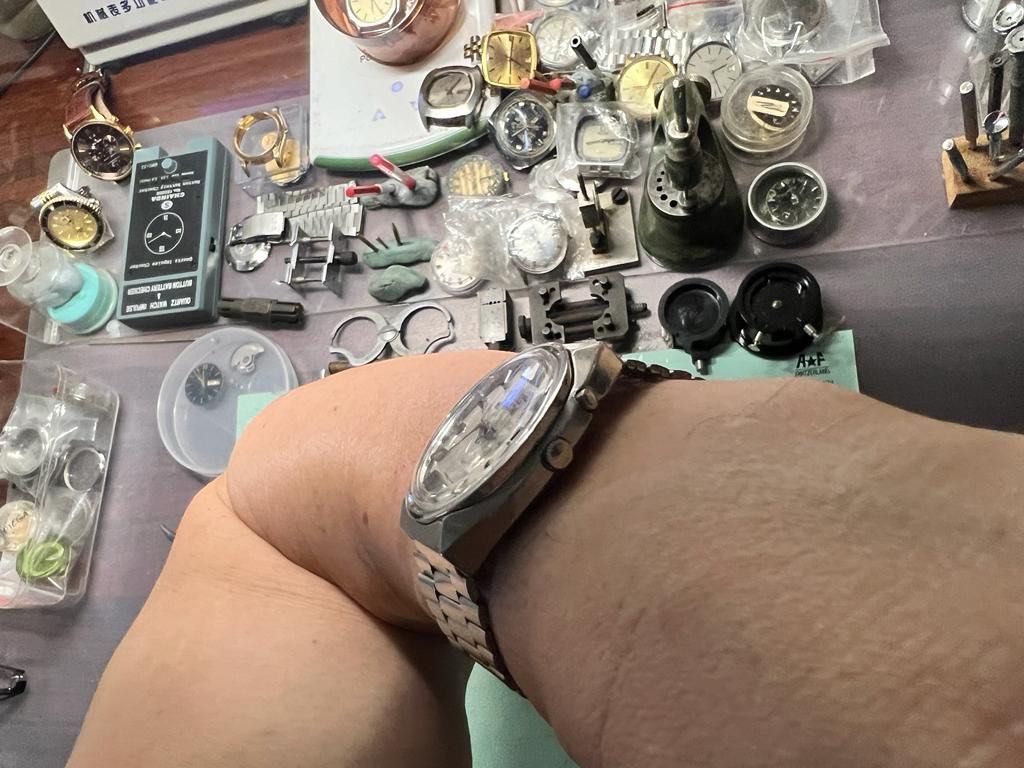 Orient Automatic Watch (Category: Watches) located in Singapore. Submitted by flyingwings (Listing ID 1226505921, Image 3). Description: ▪︎Preloved Automatic Watch ▪︎Nice movement ▪︎Japan Made ▪︎Acrylic Glass ▪︎21 Jewel ▪︎Diameter 38 mm ▪︎Caliber 46740 ▪︎Date feature ▪︎Top button adjust date ▪︎Vibration per hour: 21600bph ▪︎Scratches on case, bracelet & dial ▪︎Mvmt and casing are cleaned ▪︎Full servicing completed includes ¤Checking of parts auth