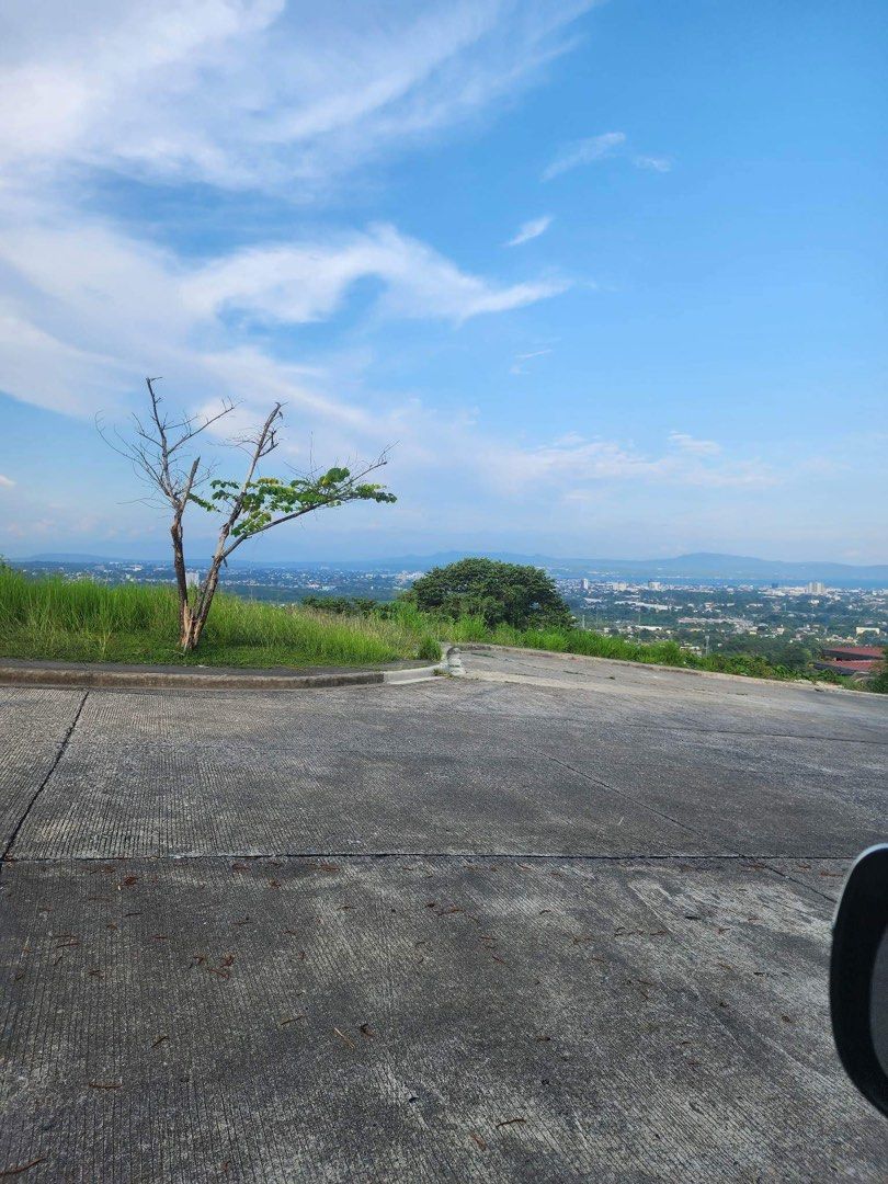 Premium lot with a view in high end village in Davao City Las