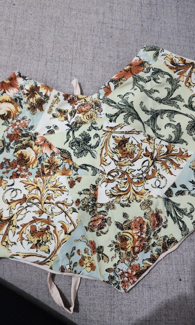 Printed Reversible Corset (Category: Others Tops) located in Makati City. Submitted by hellochaa (Listing ID 1226649801, Image 2). Description: Bought it from Affordapick on IG. Just tried it on but doesn't look nice on me since I have broad shoulders. Reversible Adjustable at the back fits nicely if you have boobs print is so nice can fit XS-S frame.