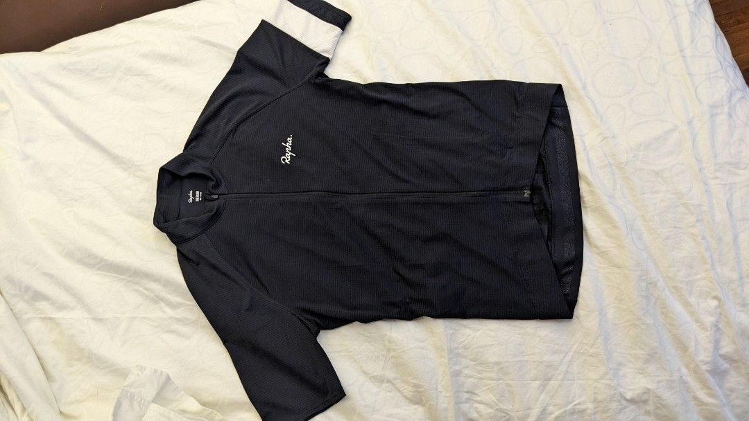Rapha Core Lightweight (Category: Activewear) located in Cyberjaya. Submitted by freeturtle.0ce625 (Listing ID 1226661693, Image 1). Description: Rapha core lightweight Size M used for only 1x almost new. Black well kept self pick up / putrajaya/cyberjaya/bangi.
