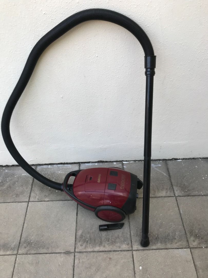 Sanyo 1200w vacuum cleaner. The attachments are as shown in the