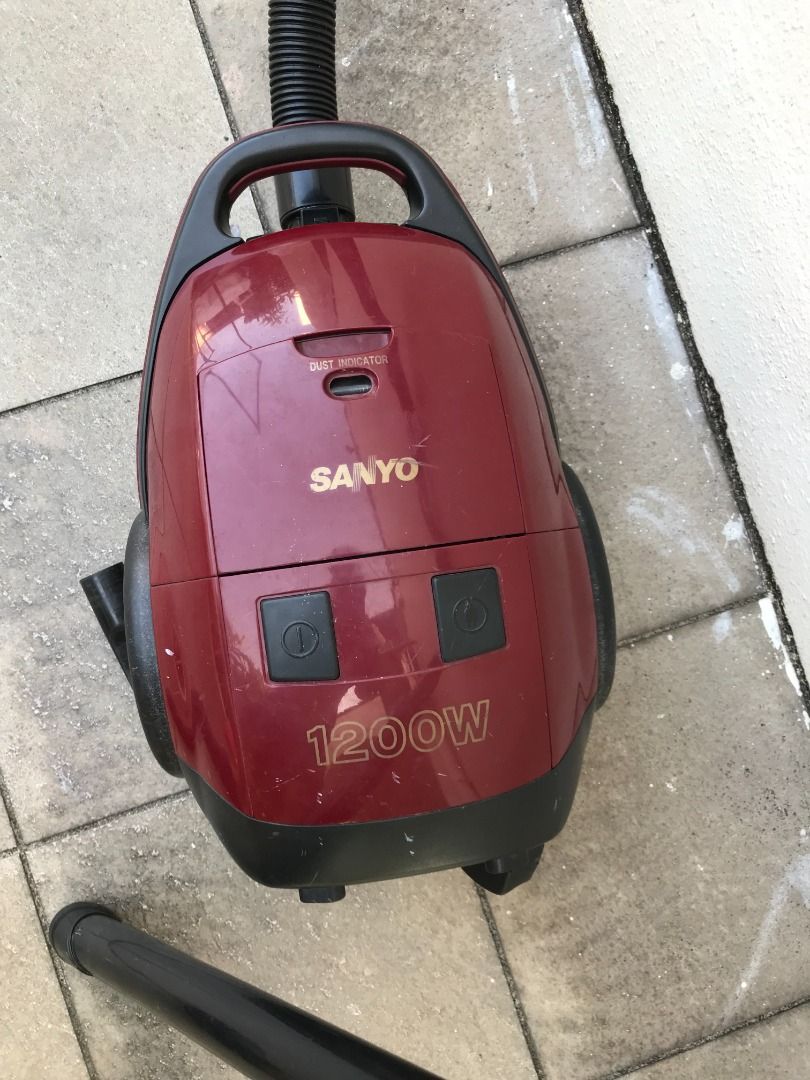 Sanyo 1200w vacuum cleaner. The attachments are as shown in the