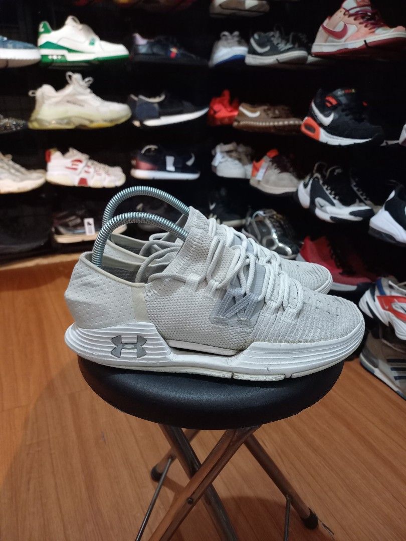 SEPATU UNDER ARMOUR SPEED FOAM Fesyen Pria Sepatu Sneakers di