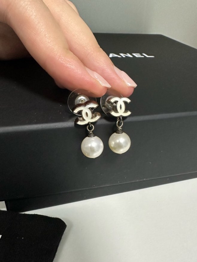 🎁 Cheapest Chanel Earrings Dangling Pearl Light gold hardware CC Logo  White Enamel, Women's Fashion, Jewelry & Organisers, Earrings on Carousell