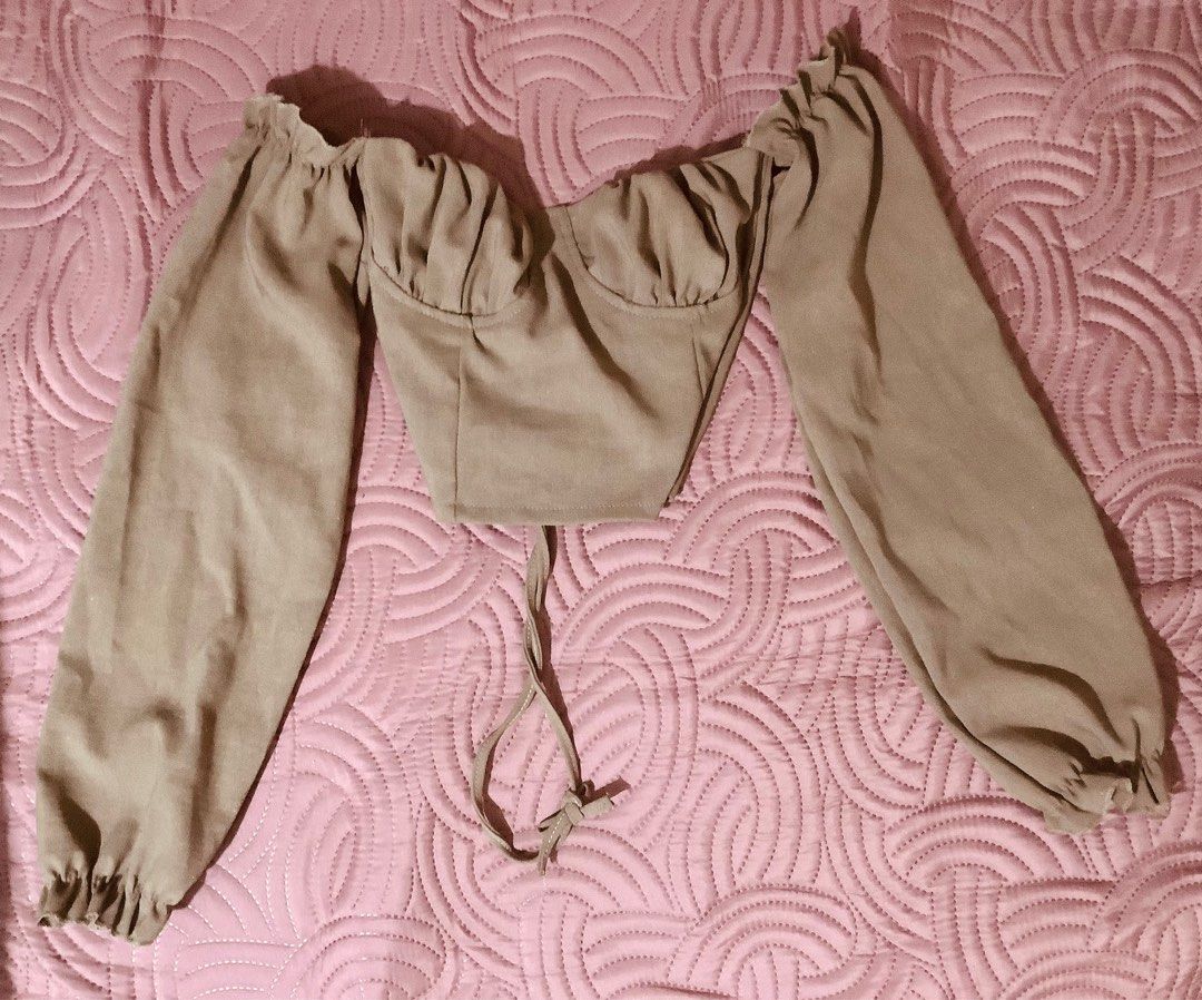 Brown bustier longsleeve crop top (adjustable lace) (Category: Longsleeves) located in Cabuyao City. Submitted by drea_blank (Listing ID 1226860285, Image 1). Description: W: 24 when lace at the back is not adjusted yet L: 8.5.