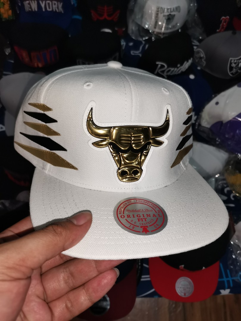 LEGIT Mitchell & Ness Chicago Bulls Snapback Cap, Men's Fashion, Watches &  Accessories, Caps & Hats on Carousell