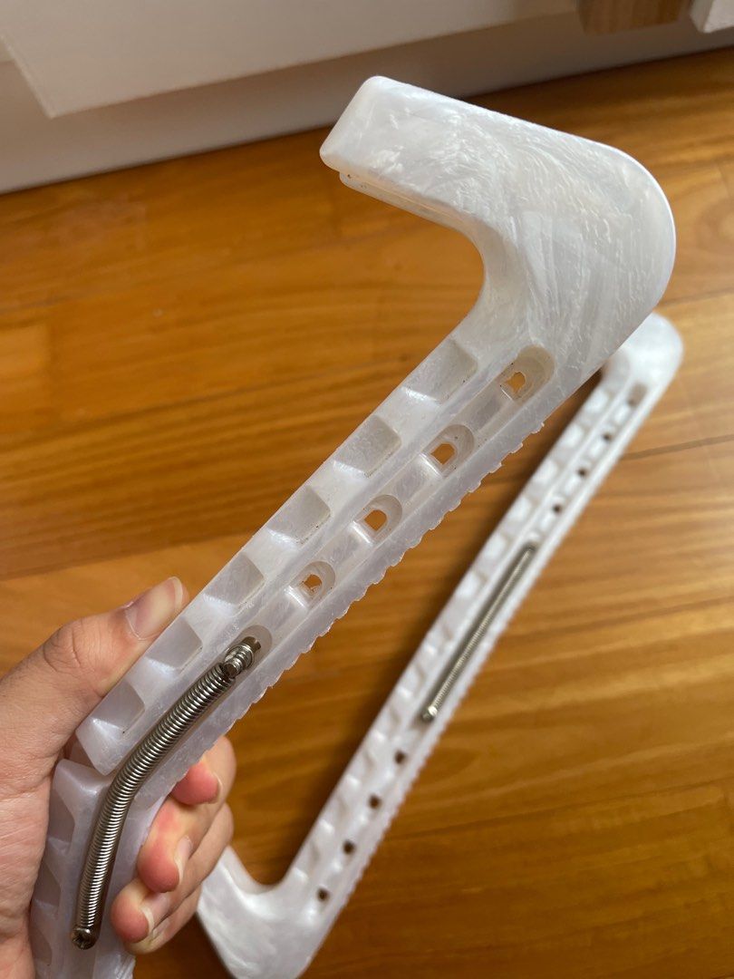 Figure skating equipment blade guards (white metallic ), Sports