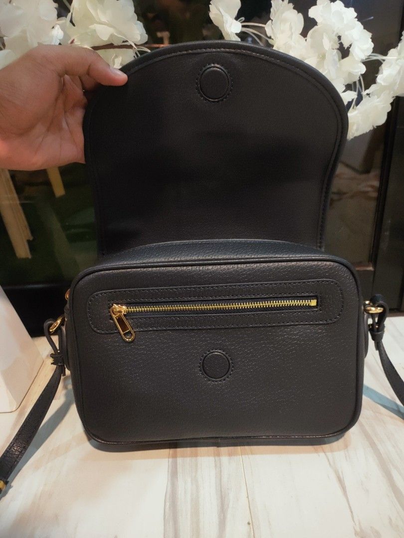Japan Surplus Gucci cross body bag (Category: Luxury Bags & Wallets) located in Cebu City. Submitted by elcoleccion21 (Listing ID 1226862176, Image 3). Description: 🇯🇵 Japan Source 🇯🇵 No flaws Good as new 🇯🇵 quality GUARANTEED💯 🇯🇵 Real LEATHER 🇯🇵 Genuine Specs 🇯🇵 coded.