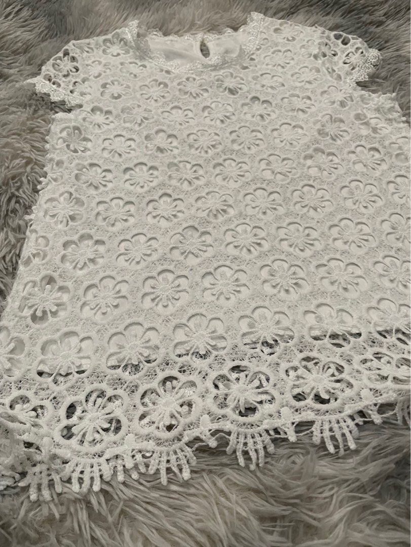 Lace sleeveless casual blouse white (Category: Blouses) located in Pasig City. Submitted by aiyee18 (Listing ID 1226690191, Image 3). Description: Can fit xs-s.