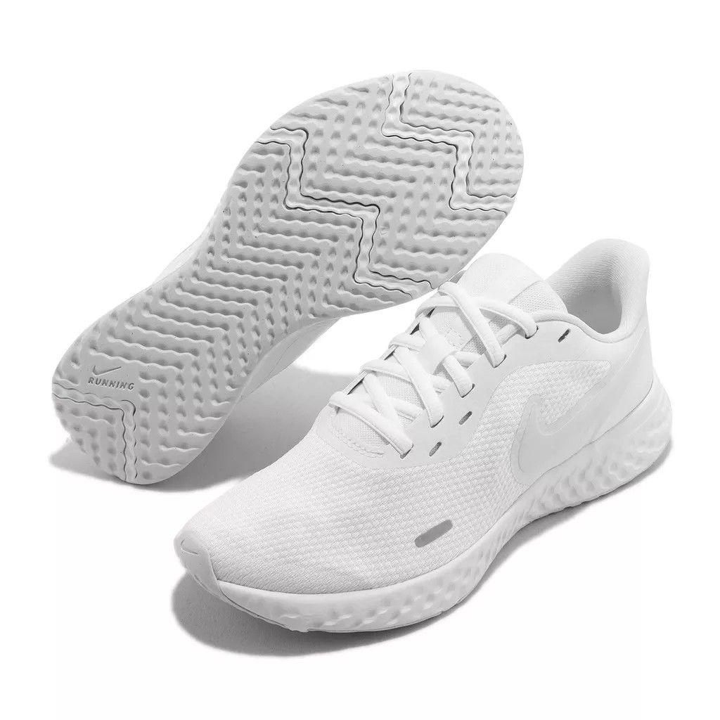 woman nike revolution 1