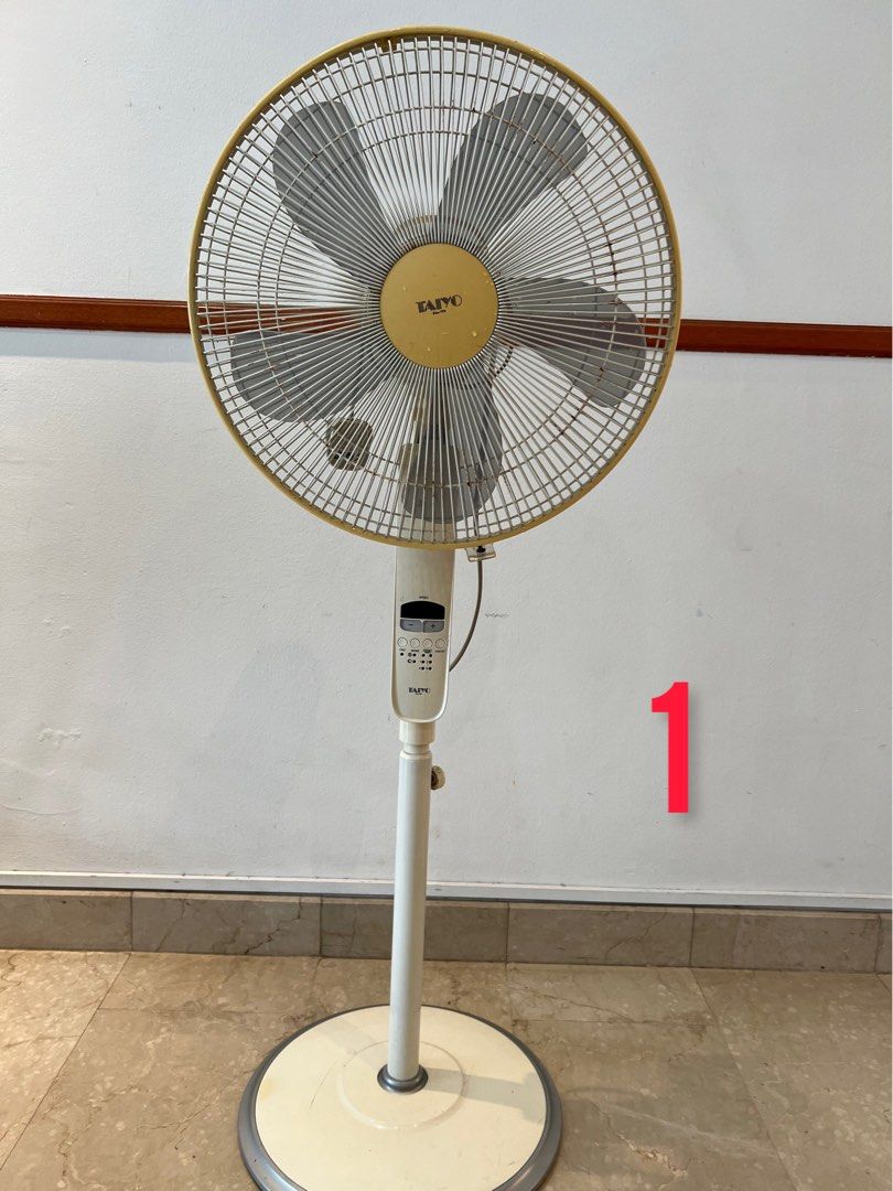 Selling Fan very cheap moving out sale Furniture Home Living