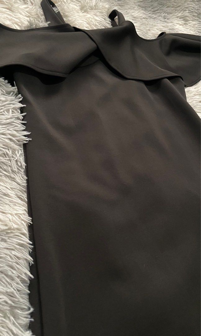 Semi formal dress Black (Category: Dresses) located in Pasig City. Submitted by aiyee18 (Listing ID 1226689360, Image 2). Description: Medium-Large See last picture when worn .