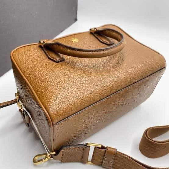 Tory Burch Blake Barrel Satchel (Category: Luxury Bags & Wallets) located in Rizal. Submitted by LuxbyMarifrance (Listing ID 1226869421, Image 2). Description: 🏷️ 3,600 only+ SF 👜 T Blake Barrel Leather Satchel 📏 24 x 11 x 16cm 📌 with tag, dust bag, paper bag ✨All trademarks, logos and brand names are reserved and property of the original brand owners. #toryburchbagph #toryburchbagphilippines #authentic #factoryoutlet #LuxbyMarifrance #luxbag