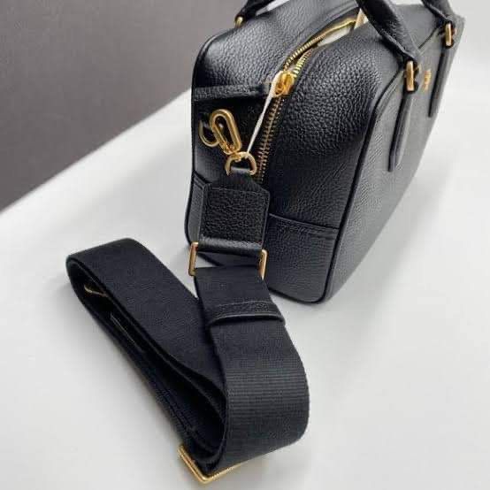 Tory Burch Blake Barrel Satchel (Category: Luxury Bags & Wallets) located in Rizal. Submitted by LuxbyMarifrance (Listing ID 1226869440, Image 2). Description: 🏷️ 3,600 only+ SF 👜 T Blake Barrel Leather Satchel 📏 24 x 11 x 16cm 📌 with tag, dust bag, paper bag ✨All trademarks, logos and brand names are reserved and property of the original brand owners. #toryburchbagph #toryburchbagphilippines #authentic #factoryoutlet #LuxbyMarifrance #luxbag