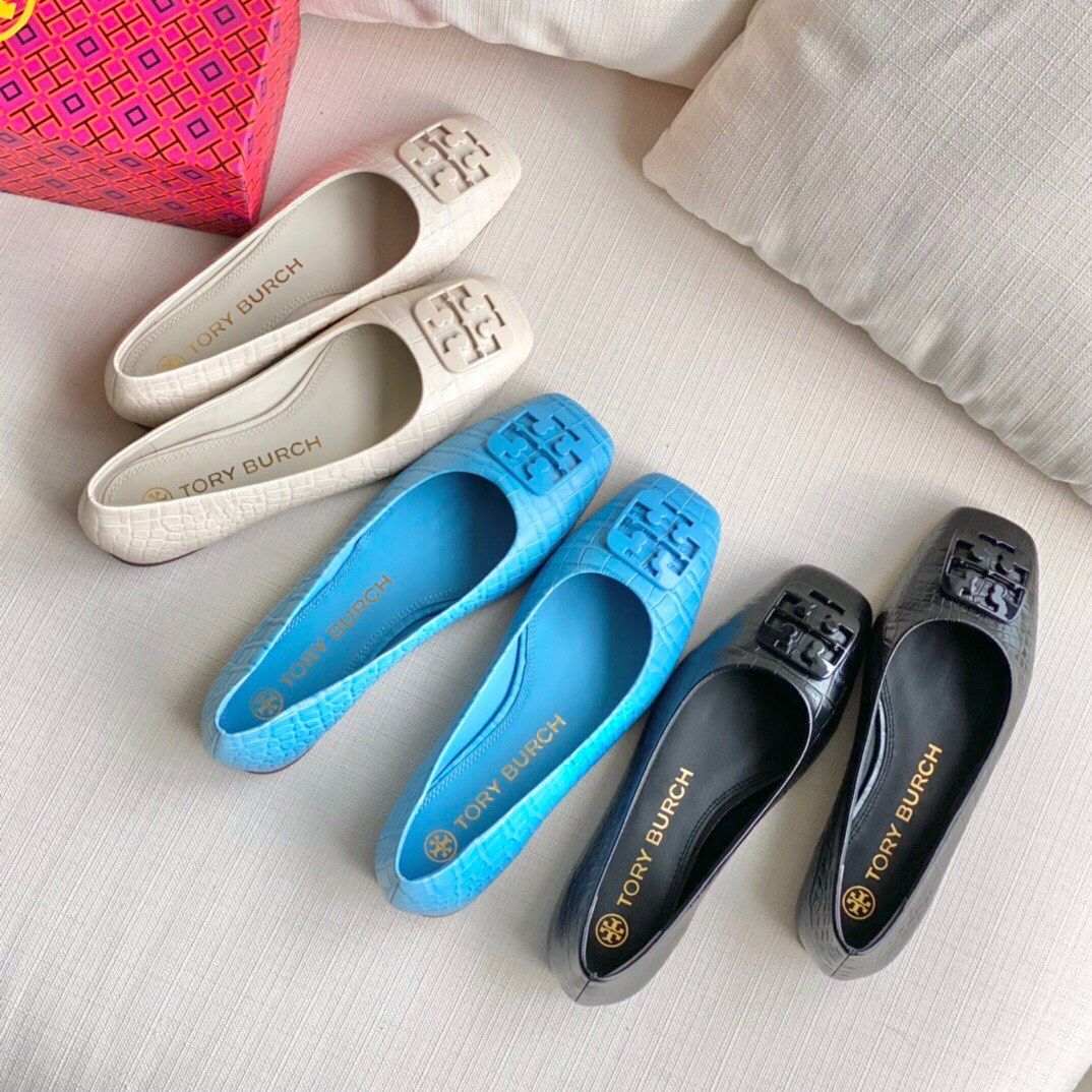 Tory Burch crocodile pattern leather flats shoes sandals, Women's Fashion,  Footwear, Flats on Carousell