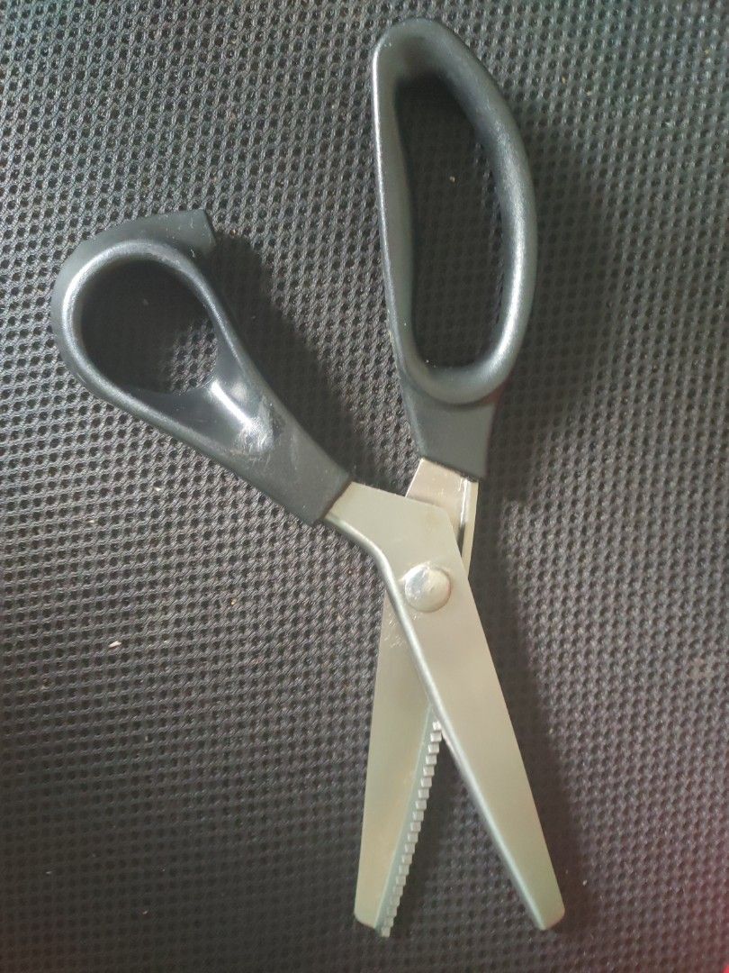 Zig zag scissors, Hobbies & Toys, Stationery & Craft, Craft Supplies