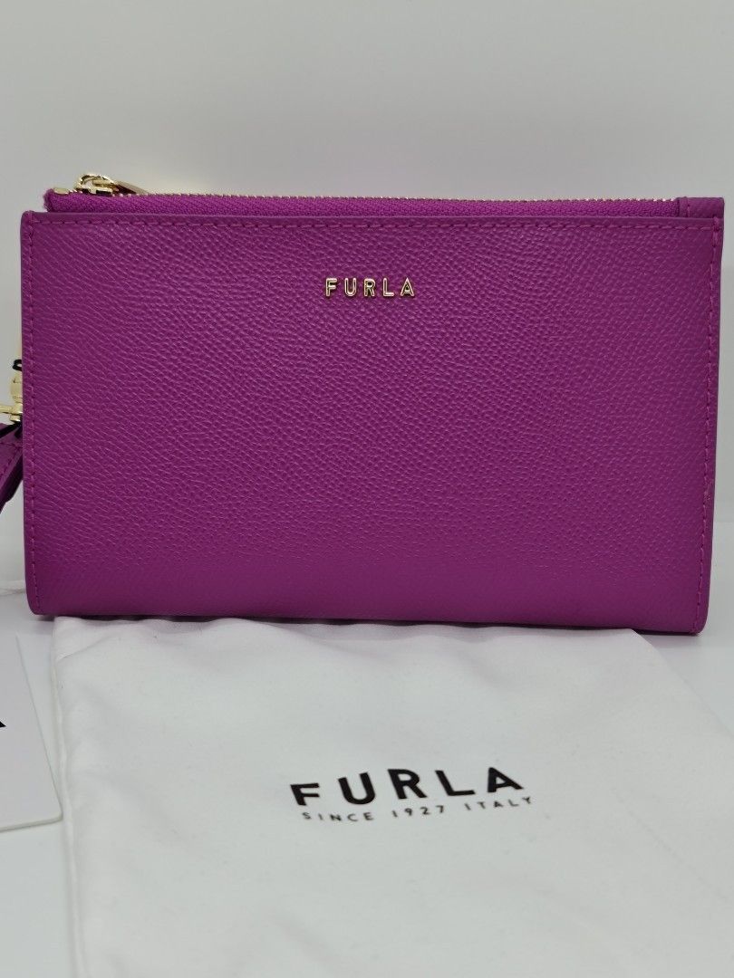 Authentic Furla Wristlet (Category: Luxury Bags & Wallets) located in Binan City. Submitted by mommysellsph (Listing ID 1227006568, Image 2). Description: Brand New from UK Has an interior compartment for a small phone Inclusive of card slots.