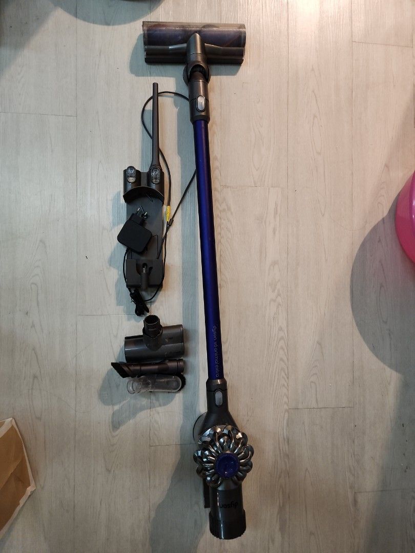 Dyson V6 Animal Extra, TV & Home Appliances, Vacuum Cleaner & Housekeeping  on Carousell