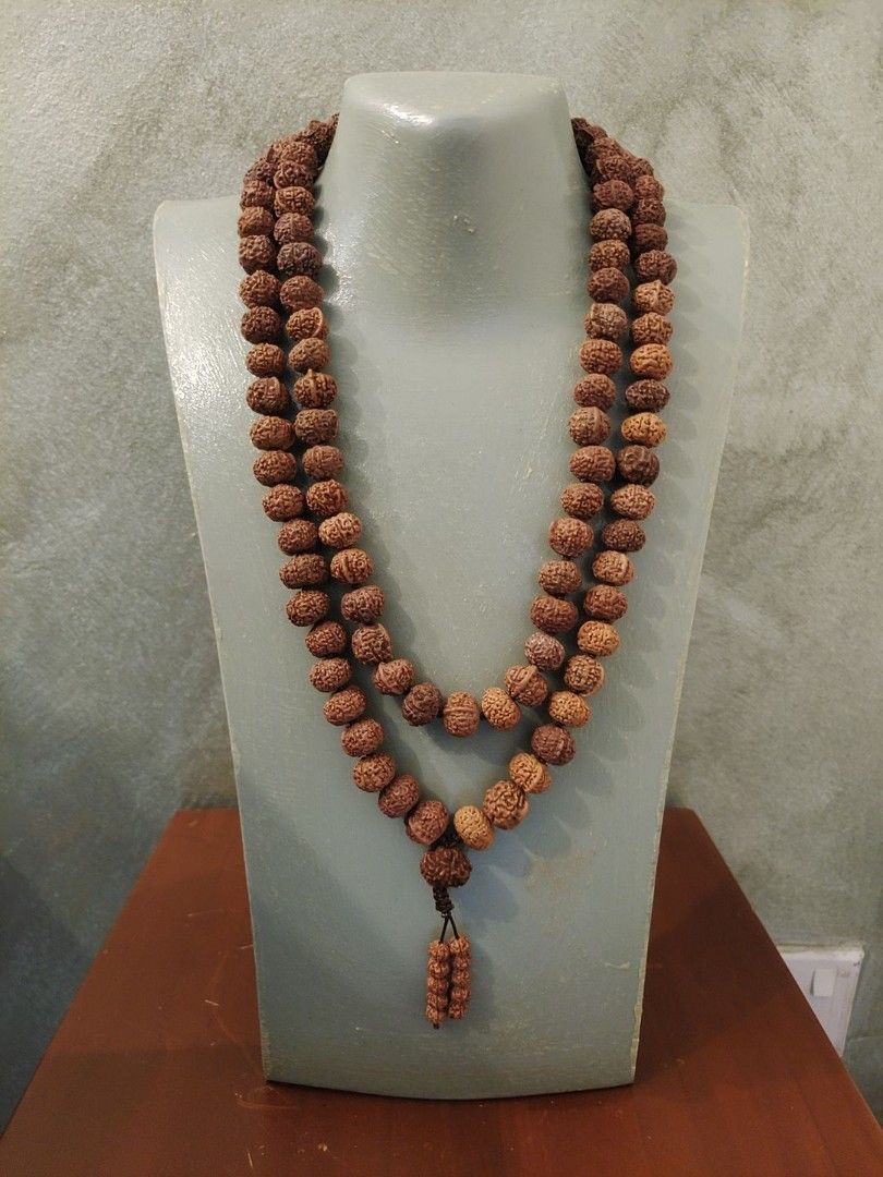 Mala Rudraksha Met Rode Kwast 108 Kralen 0,8 cm Mala Rudraksha Met Rode Kwast 108 Kralen 0,8 cm